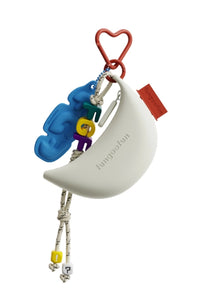 Porte-clés Moony blanc avec mousqueton cœur et charms colorés