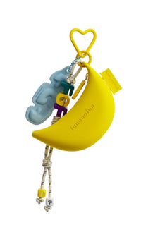 Porte-clés Moony jaune avec mousqueton cœur et charms colorés